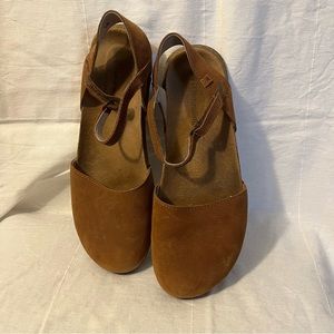 El Naturalista Wakataua 412 brown closed toe sandals